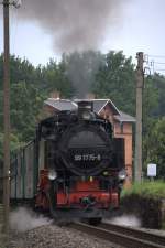 Um 18:57 Uhr   erklimmt 99 1775 - 8 die letzte nenneswerte Steigung zwischen  Dippeldorf und Moritzburg.Der Fotograf kann unterdesen die Badehose anziehen und   im Dippeldorfer Teich schwimmen gehen