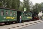 Um 16.03 Uhr hat 99 1777 mit P3009 am 31.08.2012, aus Radeburg kommend und unterwegs nach Radebeul-Ost, gerade den Bahnhof Moritzburg erreicht.