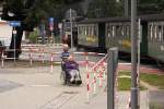 Eine kleine, aber wie ich finde, sehr schne menschliche Szene am Rande des Bahngeschehens. Whrend P3009 am 31.08.2012 gerade die Straenkreuzung am  Weien Ro  und die Meiner Strae im Dresdener Ortsteil Radebeul berquert, gibt es zwei sehr interessierte Zuschauer. Den beiden lteren Herrschaften ist die Freude darber, dass es auch heute noch etwas gibt, was sie schon aus ihrer Kindheit kennen und was selbst in der heutigen modernen und schnelllebigen Zeit immer noch zum Alltag gehrt, frmlich anzusehen!