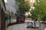 Gerade berfhrt 99 1777 mit P3009 am 31.08.2012 die Straenkreuzung Schildenstrae in Radebeul und wird gleich den Bahndamm der Hauptstrecke Dresden - Leipzig erreichen, welchem sie dann bis zum