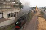 Am spten Nachmittag des 31.08.2012 schlngelt sich P 3010 nach Moritzburg mit 99 1777 an der Spitze gerade aus dem Bahnhof Radebeul-Ost. Rechts im Bild die Grobaustelle des gleichnamigen Regelspurbahnhofes an der Strecke Dresden-Leipzig.