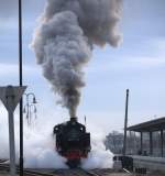 Der Meesta war wohl erfreut ber den frhen Bahnfotografen, so da er mit weit geffneten Zylinderhhnen 99 1777 - 4 in Bewegung setzte.