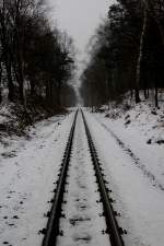Blick auf die Strecke der Lnitzgrundbahn aus Richtung Dipelsdorf  nach Moritzburg.
Der Fotograf steht  auf einem ungesichertem Wanderwegsbergang.
17.02.2013  15:14 Uhr.