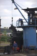   Ist die Kohle gut gensst, der Staub auf sich warten lsst , sehr zur Freude des Fotografen, der hier am 17.08.2013 gegen 18:38 Uhr die Bekohlung von 99 1777-4 ablichten konnte.Standort des Fotografen: ffentlicher Bereich, heute auch als Freiluftmuseum genutzt , Bahnhof der Lnitzgrundbahn in Radebeul Ost.