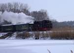 Schnell auf den Auslöser gedrückt und das dünne, knackende Eis verlassen, um 99 1777-4  beim überqueren der kleinen Brücke über den Dippelsdorfer Teich  abzulichten. 25.01.2014 12:08 Uhr.