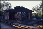 Blick am 2.5.1990 auf den Lokschuppen in Radeburg mit 991787.