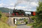 Feuerwehr-Fahrtag bei der Sauerländer Kleinbahn am 03.08.2014, hier Dampflok GB 60  BIEBERLIES  bei der Ausfahrt aus Köbbinghauser-Hammer.