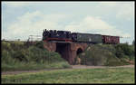 Die Personen auf den Plattformen machen deutlich, dass es sich hier am 22.6.1991 um eine Sonderfahrt handelt. Lok 7 der Mansfelder Bergwerksbahn macht hier gerade einen Fotohalt am Ortsrand von Klostermansfeld.