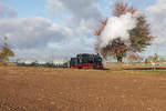 Mansfelder Bergwerksbahn, Güterzugtag 2017. Scheinanfahrt von Lok Nr.20 mit dem Güterzug zwischen Bahnhöfe Bocksthal und Zirkelschacht am 22. Oktober 2017.