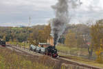 Mansfelder Bergwerksbahn, Güterzugtag 2017.  Die Lok Nr.20 mit dem Güterzug bei Ausfahrt aus den Bahnhof Hettstedt Kupferkammerhütte Pbf in Richtung Siersleben am 22. Oktober 2017. Dahinten ist die Lok Nr.10.