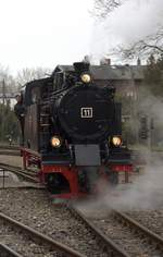 Aufmerksam lauscht der Lokführer auf die Auspuffschläge der Lok 11 beim Vorziehen zum
Wassernehmen.Benndorf, 18.04.2021 10:29 Uhr.