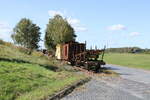 Abgestelltes Rollmaterial der Mansfelder Bergwerksbahn, am 30.09.2023 auf Gleis 10 im Bahnhof Hettstedt-Kupferkammerhütte.