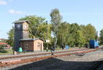 Der Uhrenturm und das Stellwerksgebude der Mansfelder Bergwerksbahn, am 30.09.2023 in Hettstedt-Kupferkammerhtte.