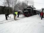 Am 15.02.2009 kam dieser Personenzug wegen vereister Spurrillen in der Ortslage Klostermansfeld zum Erliegen.