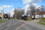 Ein Personenzug durchfhrt von Hettstedt kommend die Ortslage Klostermansfeld und wird gleich den Personenbahnhof Benndorf erreichen. (03.04.2010)