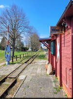 Mecklenburg-Pommersche Schmalspurbahn (MPSB)
Bahnhofs-Idylle in Schwichtenberg, dem Ausgangspunkt der rund 2,5 km langen Kleinbahn. Ein ehemaliger gedeckter G�terwagen dient nunmehr als Stationsgeb�ude. Darin werden auch die Tickets verkauft. Den �berweg sichert eine Reichsbahn-Halbschranke der Bauart WSSB HS64.

🧰 Mecklenburg-Pommersche-Schmalspurbahn-Freunde e. V.
🕓 12.4.2025 | 14:36 Uhr