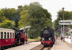 99 2323 erreicht am 16.09.2021 den Bahnhof Heiligendamm und wird bereits von einer Schwesterlok erwartet. 
