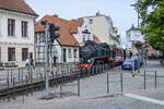 Damplok 99 2322-8 »Molli« der Mecklenburgischen Bäderbahn in der Stadtmitte von Bad Doberan.