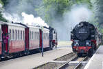 Zwei Züge begegnen sich auf der Mecklenburgischen Bäderbahn am Bahnhof in Heiligendamm.