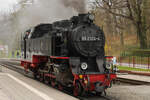 99 2324-4 hat ihren Zug umfahren und rangiert nun an ihn heran (Bad Doberan, 13.04.2026)