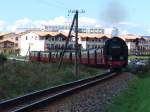 99 2321-0 mit MBB14621 von Ostseebad Khlungsborn West Richtung Bad Doberan im Hintergrund die Skyline von Khlungsborn.(05.09.10)