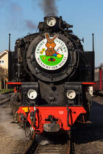 99 2324-4 mit ihrem Ostergruß im Bahnhof Kühlungsborn West - 18.04.2022