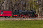 99 2324-4 kurz vor dem Bahnhof Heiligendamm mit dem  Kleiner Wohld  im Hintergrund - 18.04.2022