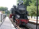 99 2323-6 setzt in Bad Doberan rckwrts an ihren Zug nach Khlungsborn beobachtet von den  Zaungsten . (08.08.2005)