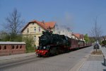 Zug 14619 der Mecklenburgischen Bäderbahn mit 99 2323 an der Spitze unterwegs von Kühlungsborn West nach Bad Doberan unterwegs und wurde hier in der Goethestraße kurz vor dem