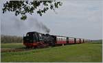 Bei Kilometer 10.2 der Mecklenburgischen Bäderbahn MOLLI befindet sich die Haltestelle  Steilküste , bei welcher die 99 2321-0 mit ihrem langen Zug einen kurzen Halt einlegt.