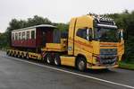 Schmalspurwagen der Mecklenburgischen Bäderbahn Molli auf Pressnitztalbahn Sattelschlepper.