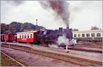 Die Molli Dampflok 99 33x rangiert in Bad Doberan den DR Salonwagen an den nächsten Zug.

Ein Analogbild 26. Sept. 1990