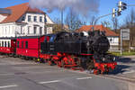 99 2322-8 vor dem Hotel Prinzenpalais in Bad Doberan - 16.04.2022