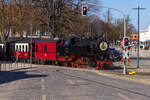 99 2322-8 nach der Ausfahrt aus der Molli-Gasse in Bad Doberan - 17.04.2022