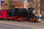 99 2322-8 in Bad Doberan vor dem Friderico-Francisceum mit Verzierungen für die Osterfeierlichkeiten - 17.04.2022