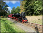 Molli Dampflok 992324-4 erreicht hier aus Bad Doberan kommend am 23.9.2023 mit ihrem Personenzug die Einfahrt zum Endbahnhof Kühlungsborn.