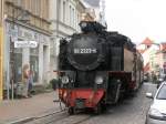 Auf der Fahrt zum Doberaner Bahnhof erreicht 99 2323-6 den Haltepunkt Stadtmitte.