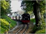 - Der Molli kommt - Tender voraus verlsst die Dampflok 99 2323-6 mit ihren schnen historischen Wagen den Bahnhof von Bad Doberan.