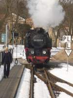 Nachdem die Schaffnerin die Weiche gestellt hat, kann die 99 2323-6 an ihren Zug fahren, um diesen aus der Mnsterstadt Bad Doberan nach Khlungsborn West zu befrdern.