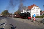 99 2323 ist am 10.10.2015 mit einem Personenzug auf dem Weg von Kühlungsborn nach Bad Doberan den Alexandrinenplatz am Zielort.