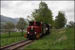 V3 „NAHMER“ vom Hersteller Orenstein & Koppel, Baujahr 1960, brummt am  Vatertag  durch die Landschaft und wird in wenigen Augenblicken den Endbahnhof Hinghausen.