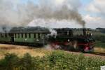 Dampflok 99 516 der Museumseisenbahn Schnheide dampft den Anstieg bei Schnheide hinauf.