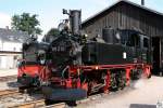 Dampflok 99 516 und Diesellok 199 051 stehen am 12. September 2009 vor dem Lokschuppen in Schnheide.