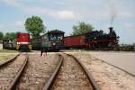 Kreuzung dreier Zge in Neuheide zum IV.WCd-Schmalspurbahnfestival am 13.06.10.Gastlok L45H-083 mit ihren Zug Richtung Schnheide,in der Mitte Zug nach Sttzengrn mit 99 516 an der Spitze und 99 582 auf der Verladerampe.