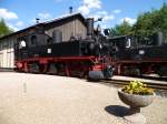 Sommerdampf in Schnheide am 16.07.11, hier steht 99 516 rangiert vor dem Lokschuppen in Schnheide.