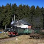 Schmalspurdampf im Erzgebirge: 99 582 fhrt am 18.02.07 aus Richtung Sttzengrn kommend in den Bf Neuheide ein.