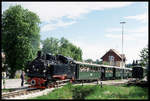 99716 fährt hier am 9.5.2002 mit ihrem historischen Personenzug in Ochsenhausen ab.