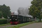 Auf der Fahrt von Warthausen nach Ochsenhausen zieht 99 633 am 25.09.2022 ihre Wagen an der ehemaligen Haltestelle Barabein vorbei