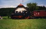 Auf der Museumsbahn  chsle  ist an einem schnem Julisonntag im Jahre 1997 die 99 716 mit ihrem Personenzug zwischen Ochsenhausen und Warthausen unterwegs.