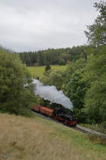Die Dampflokomotive 99 1594-3 war Ende September 2020 auf dem Weg zum Bahnhof Jöhstadt zu sehen.
